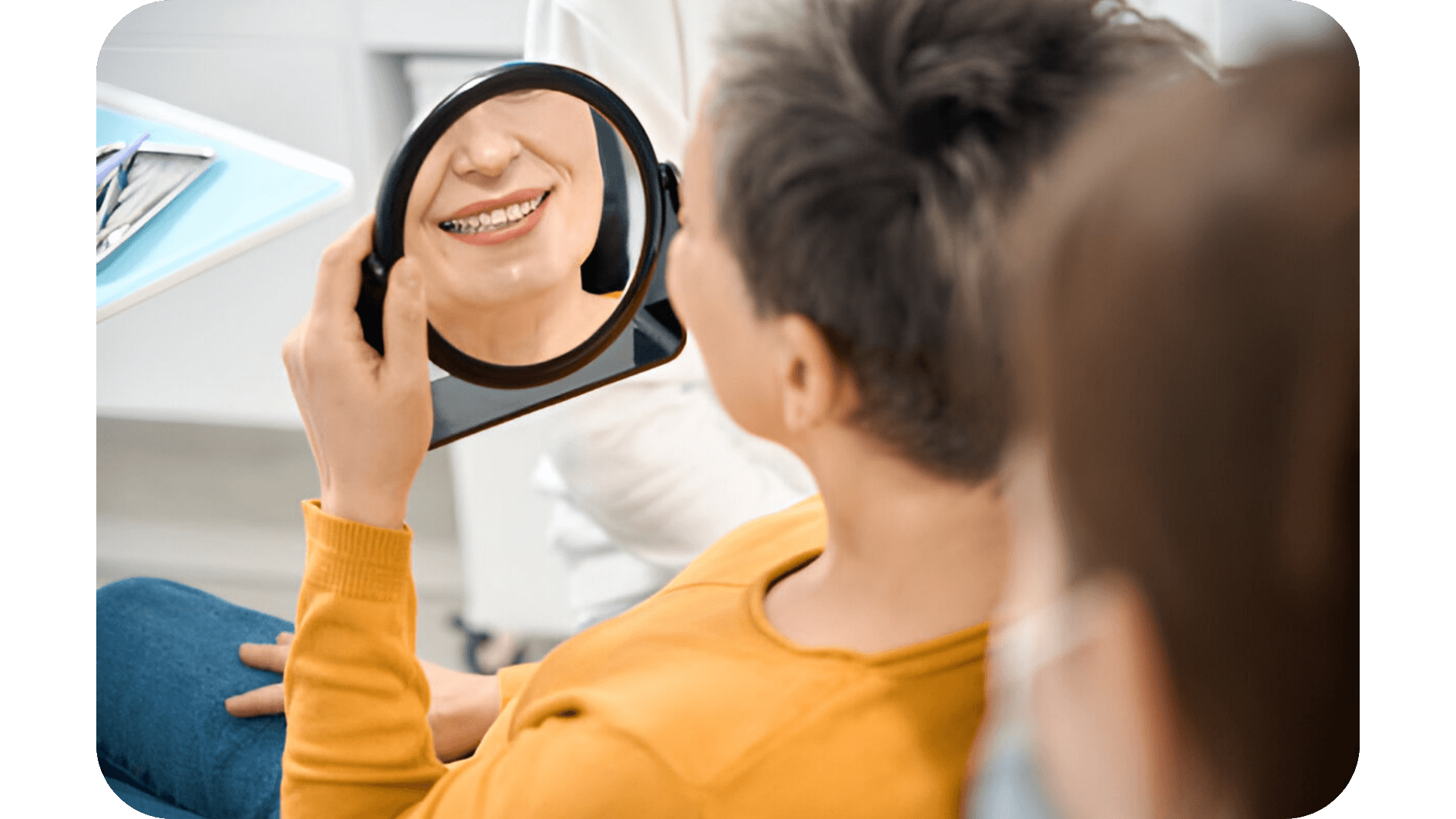 Patient souriant après le nettoyage professionnel de sa prothèse dentaire au laboratoire JC Anjou Dental à Angers.